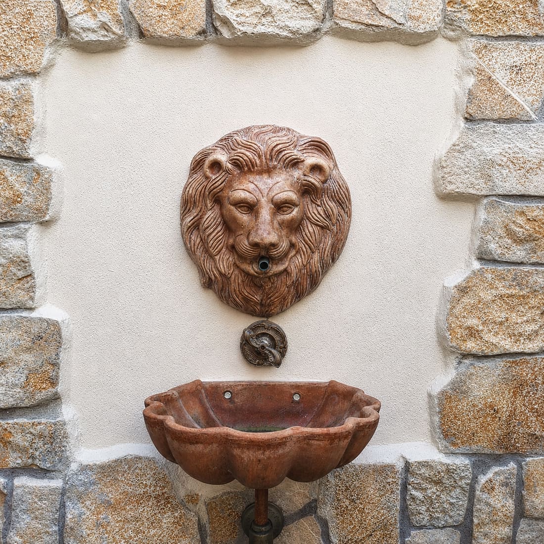 Fontanella a muro con mascherone