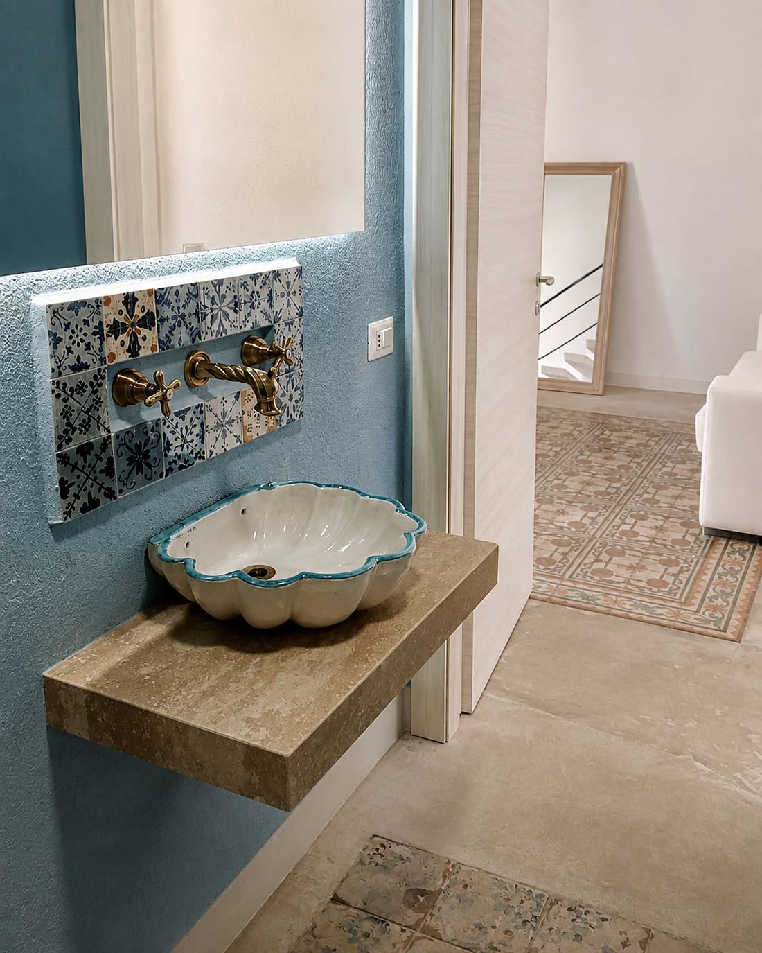 Lavabo a conchiglia su mensola travertino