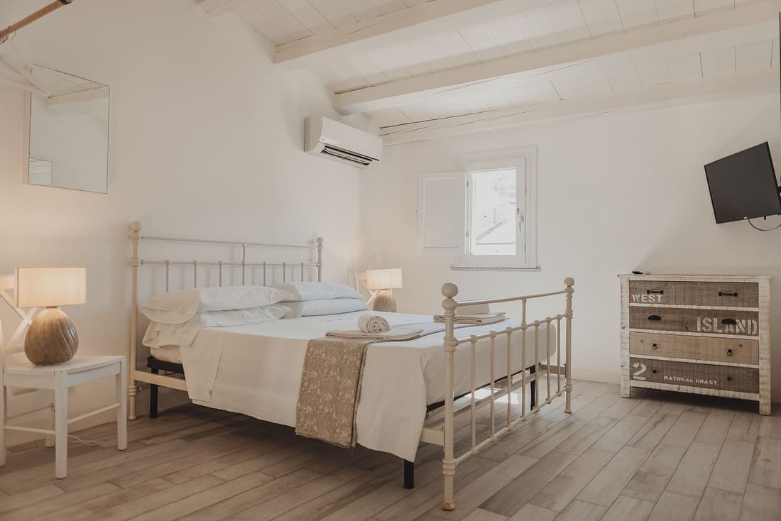Camera da letto sotto il tavolato imbiancato
