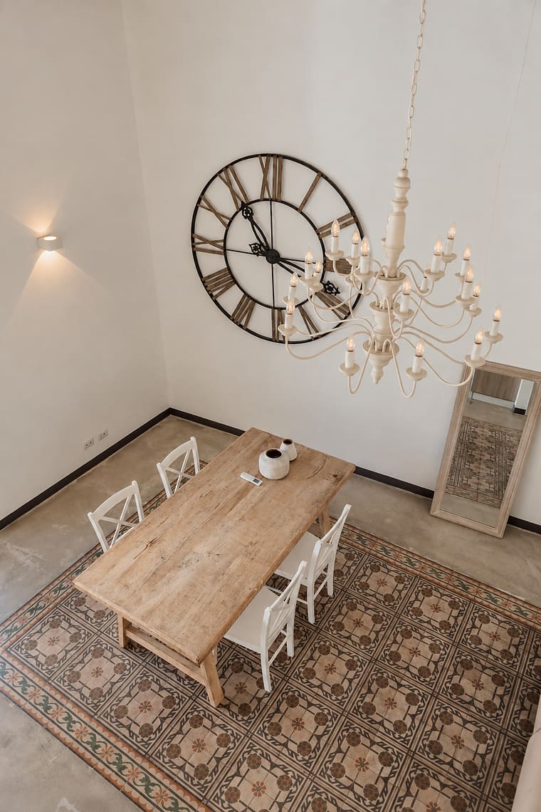 La zona pranzo vista dal soppalco