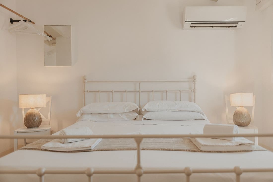 Camera da letto con letto in ferro battuto, vista frontale