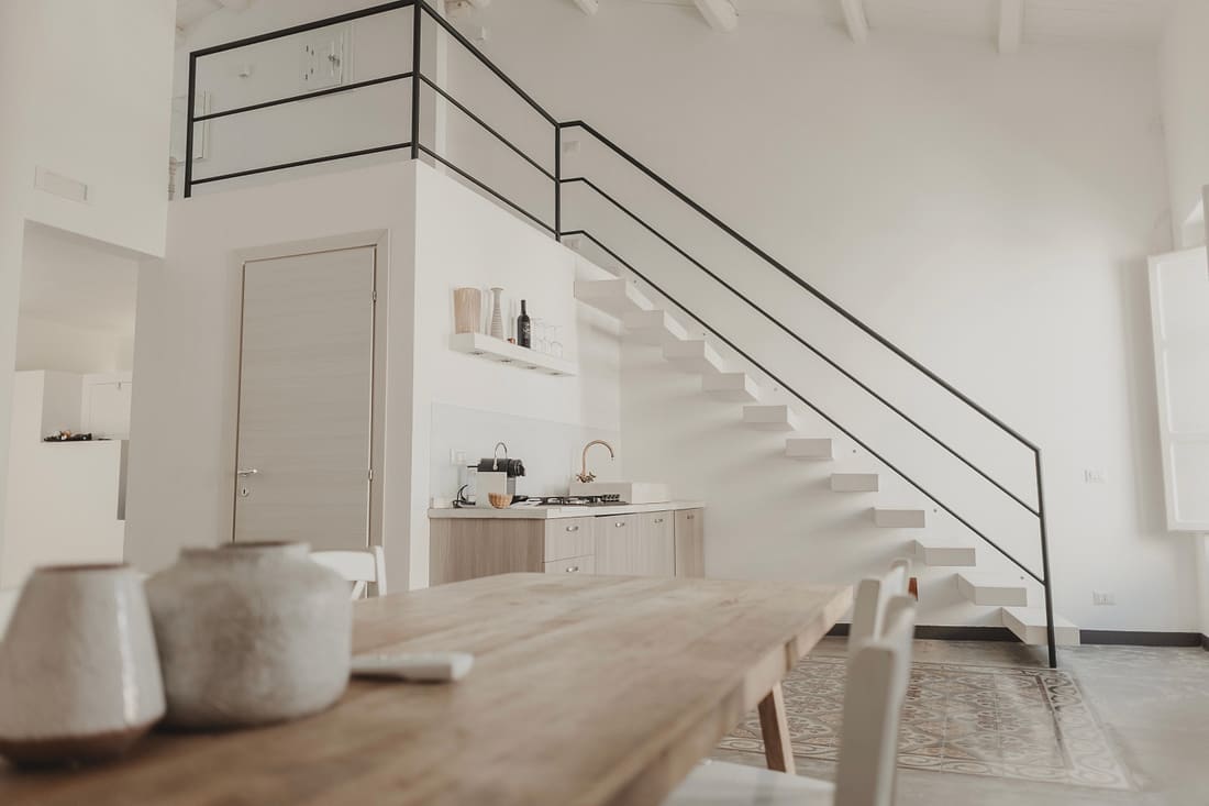 Scala a sbalzo sopra la cucina lineare