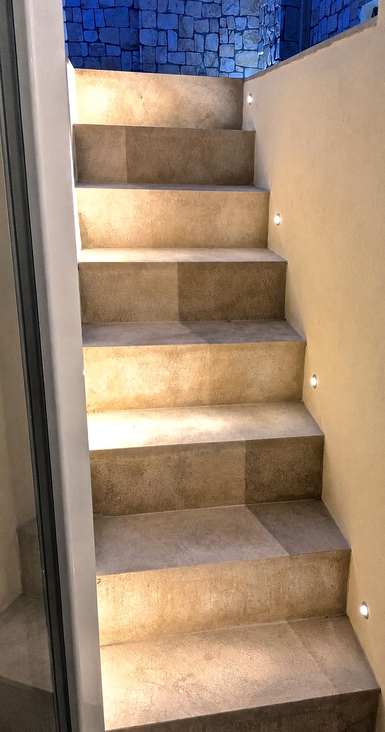 Scala rivestita in gres effetto pietra