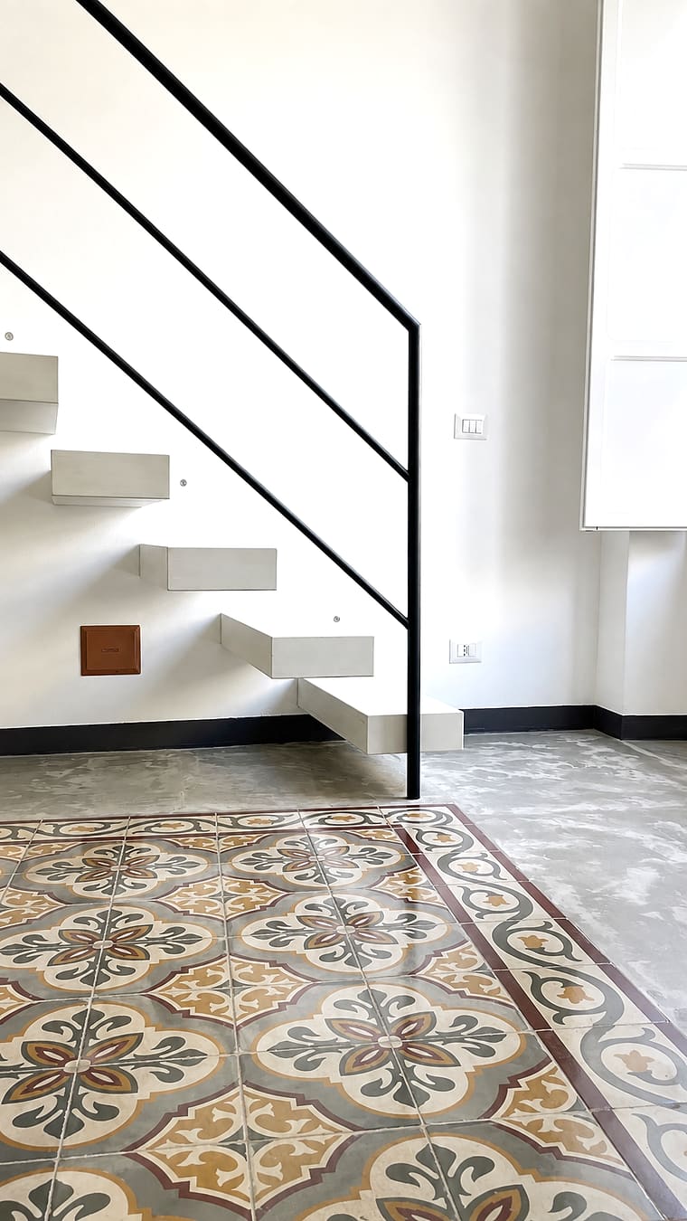 Scala a sbalzo su pavimento storico