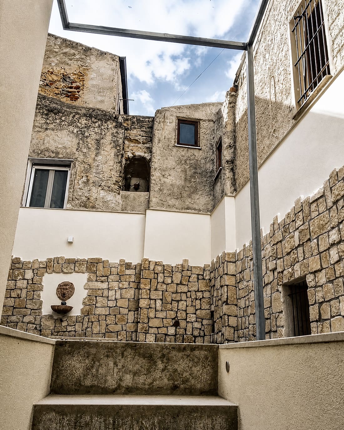 Cortile rivestito in pietra