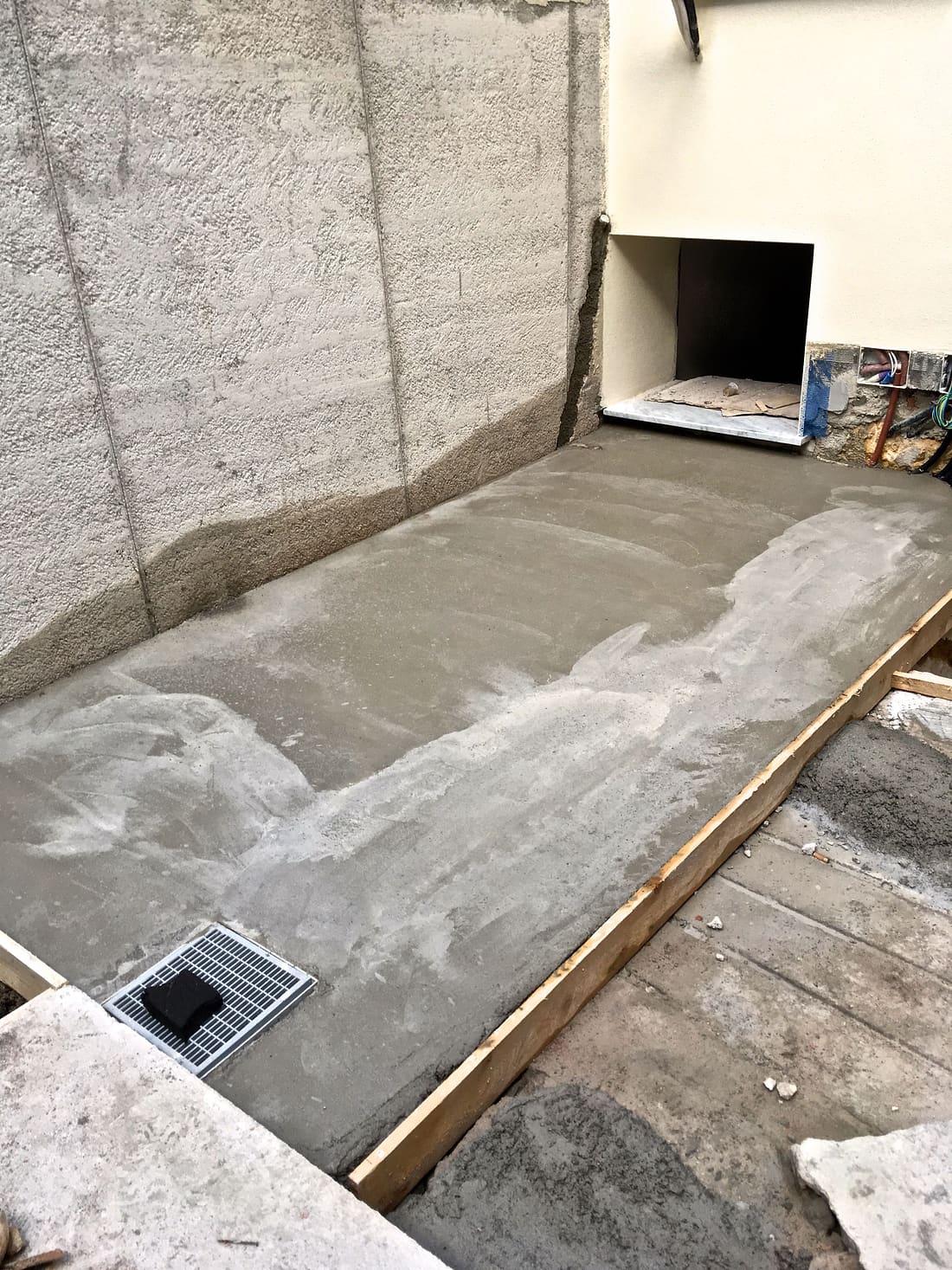Piano di cortile appena gettato