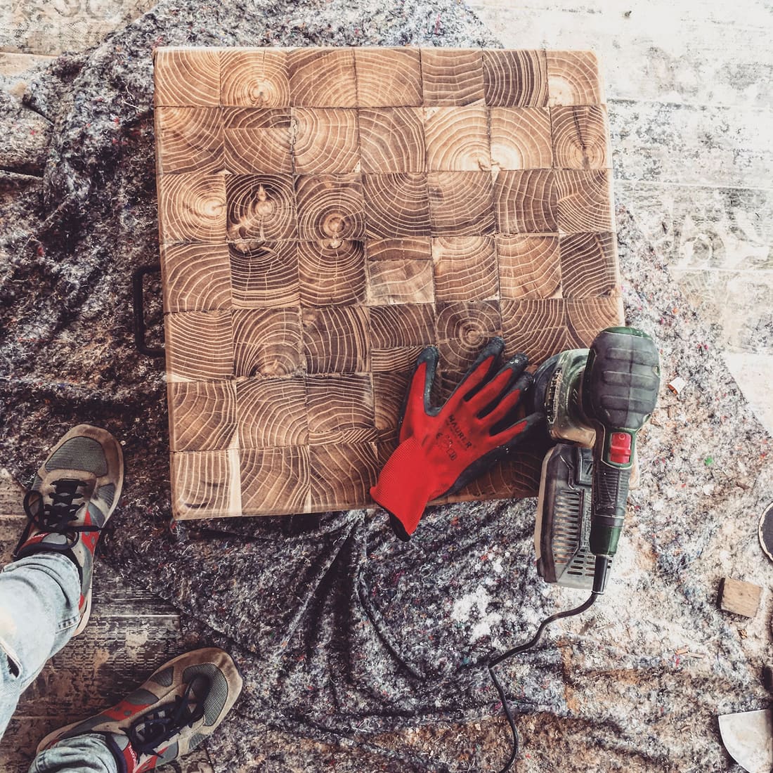 Levigatura del piano in legno di testa