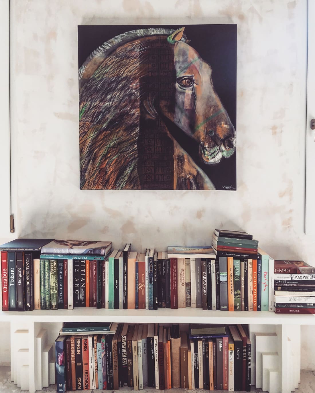 Libreria a muro con dipinto