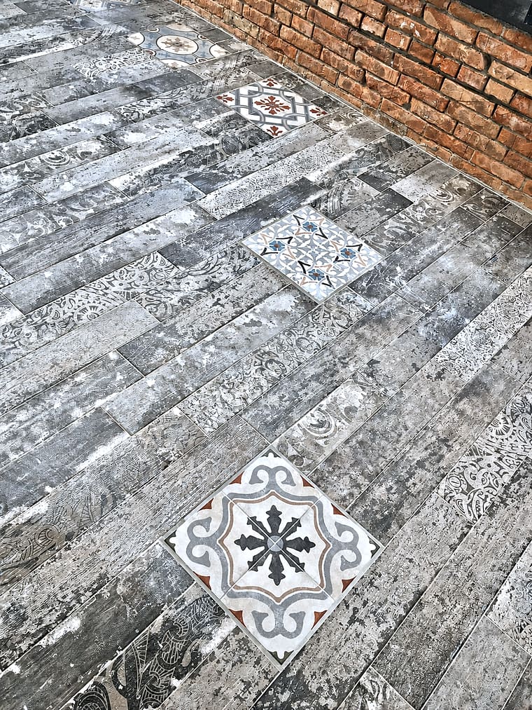 Pavimento in gres e muro in mattoni