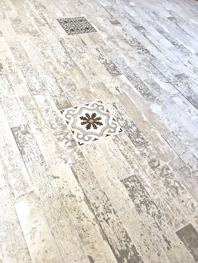 Pavimento in gres con inserto decorativo