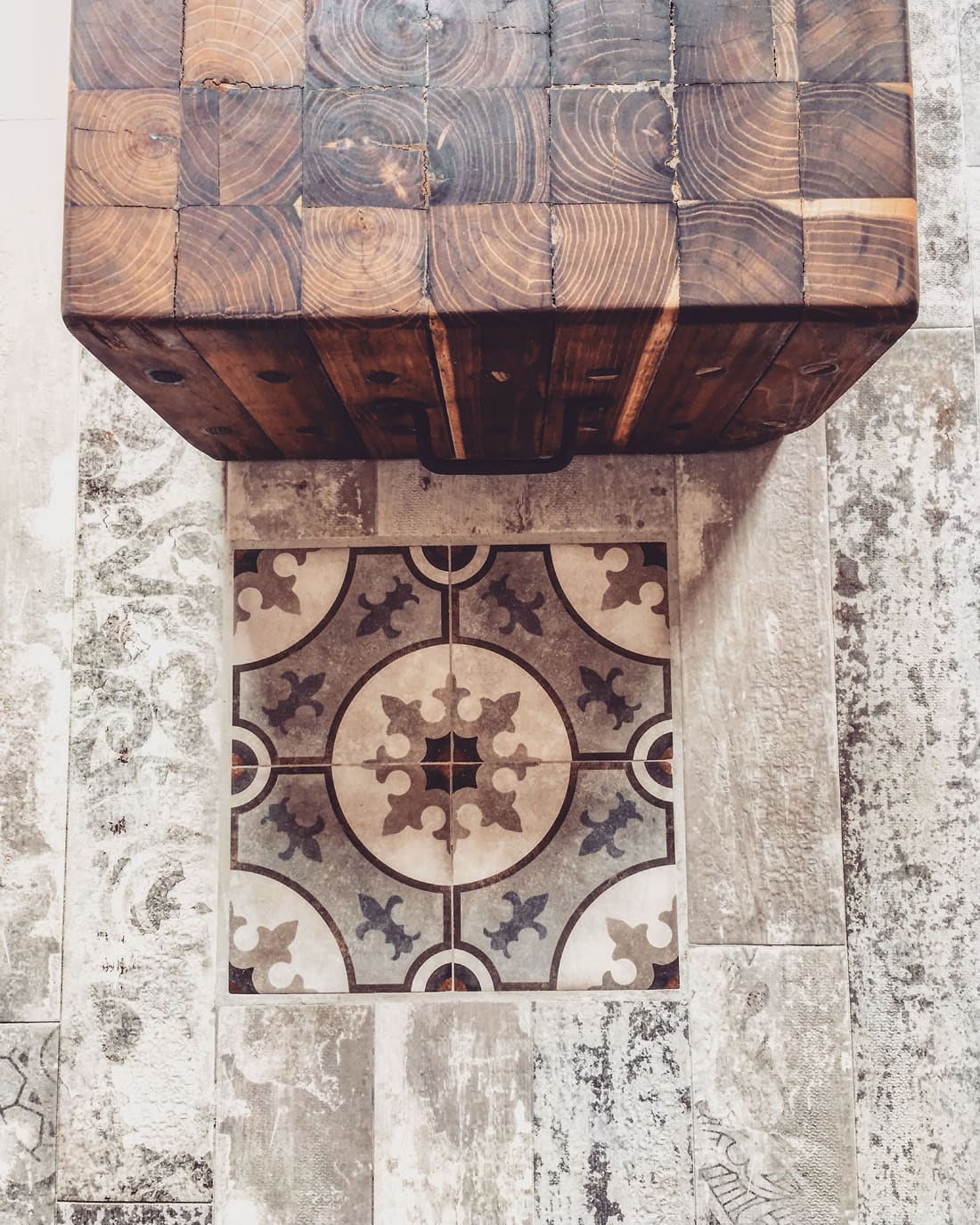 Piano in legno di testa sul pavimento