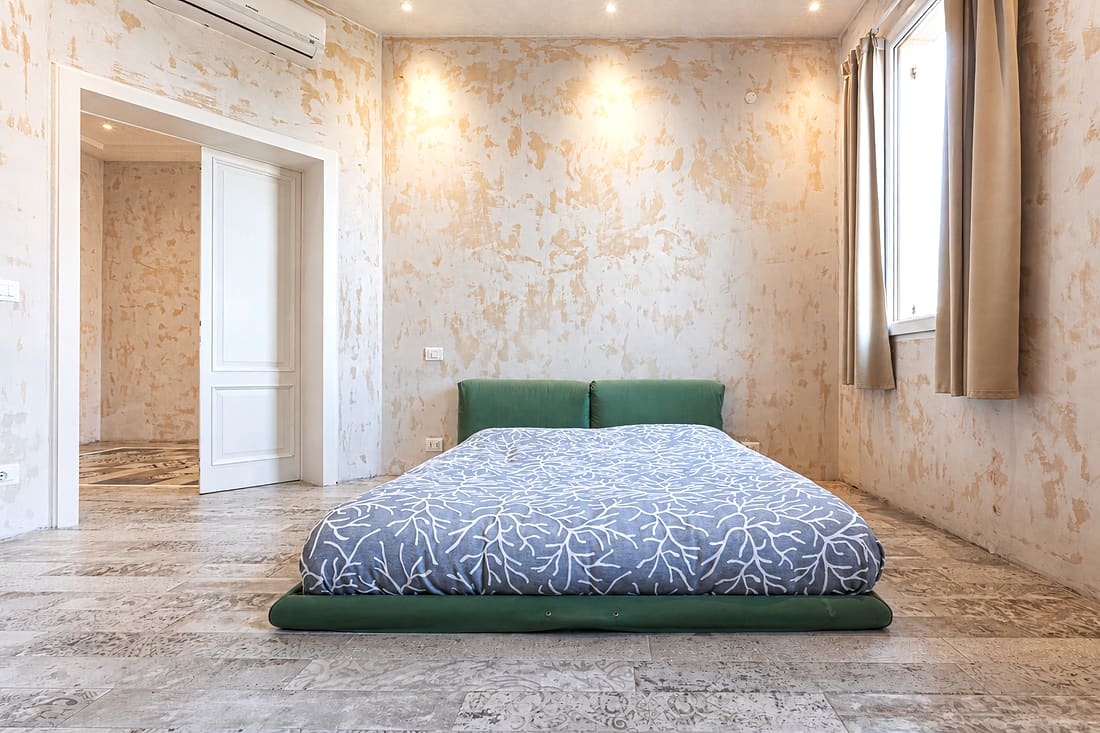 Area di sosta con letto basso su pietra