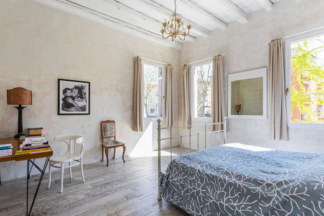Area di sosta con travi imbiancate e scrittoio