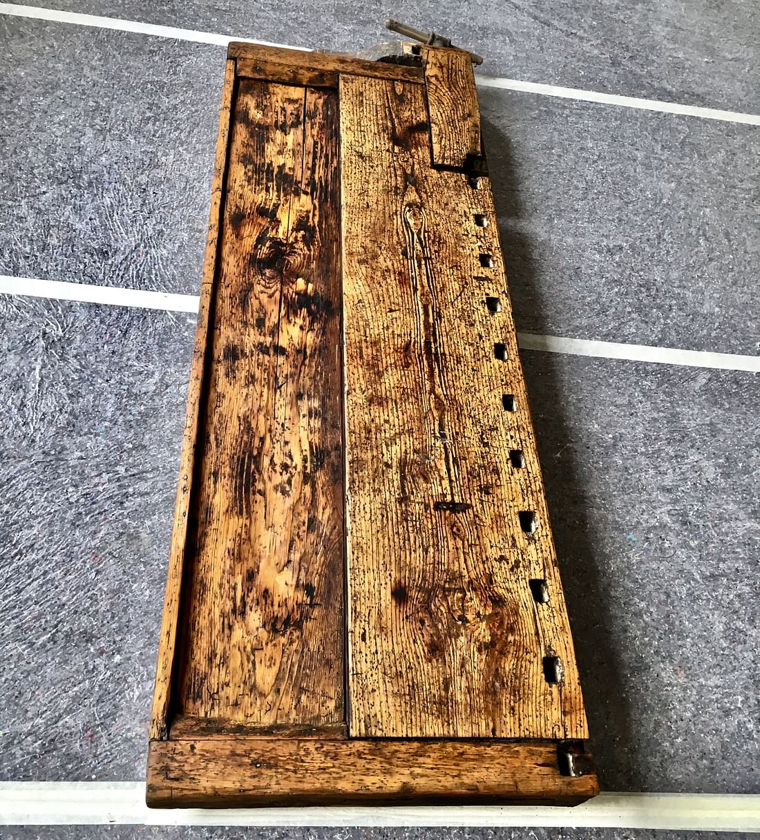 Portone antico smontato prima del restauro