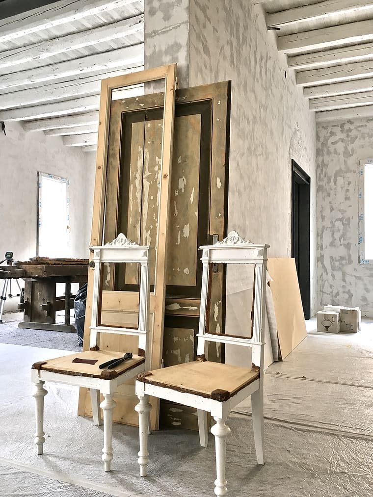 Sedie restaurate e ante antiche nell’atelier