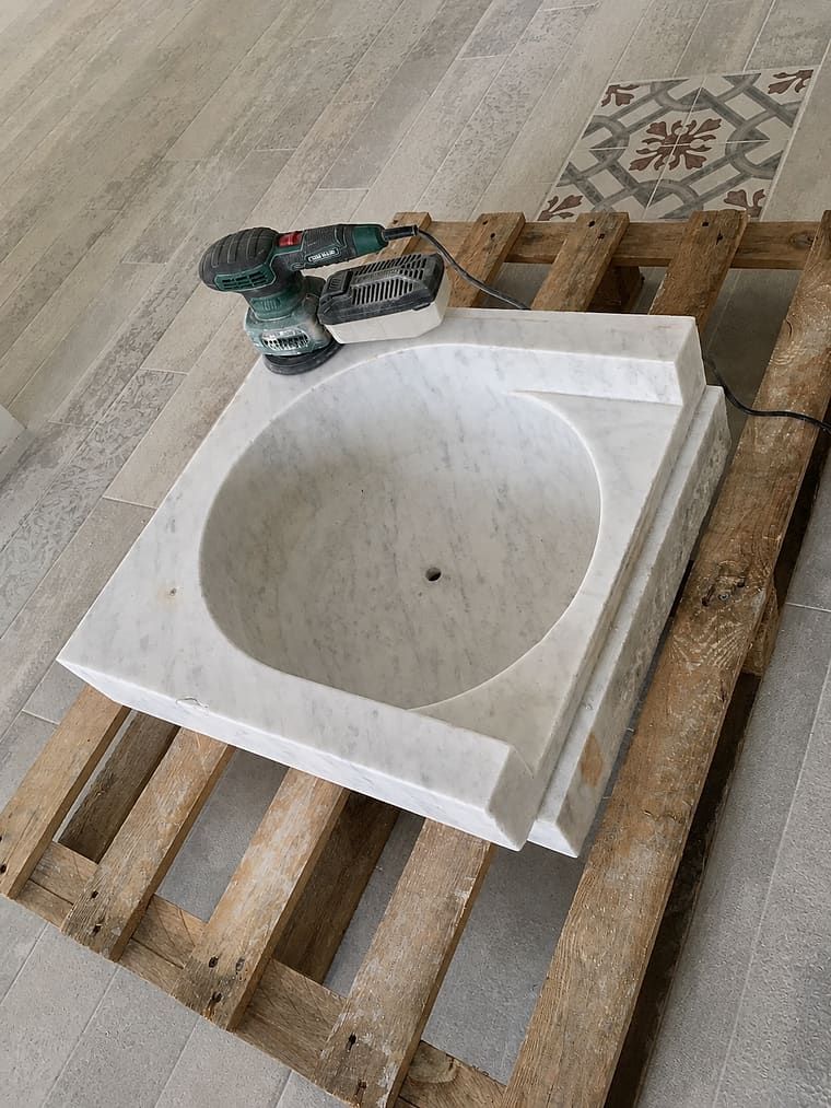Lavabo monolitico in marmo di Carrara