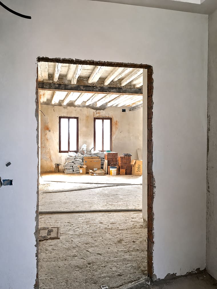 Varco aperto nella muratura portante