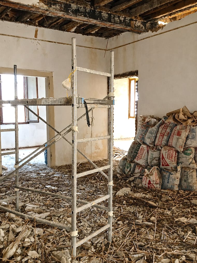 Demolizione del solaio e controsoffitto
