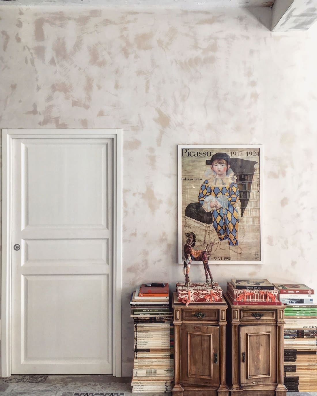 Parete con porta e libri
