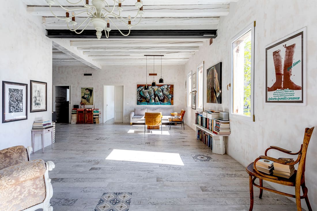 Atelier riunificato con travi imbiancate