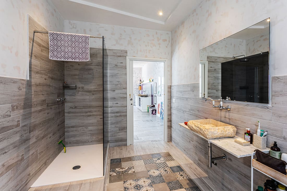 Doccia walk-in e passaggio verso l'atelier