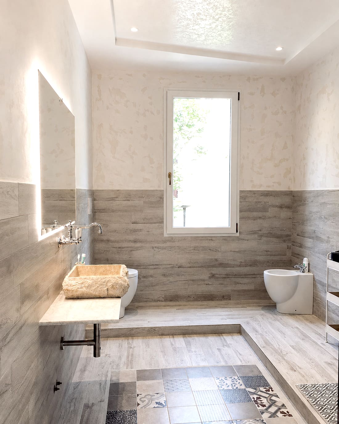 Bagno ristrutturato, vista verso la finestra