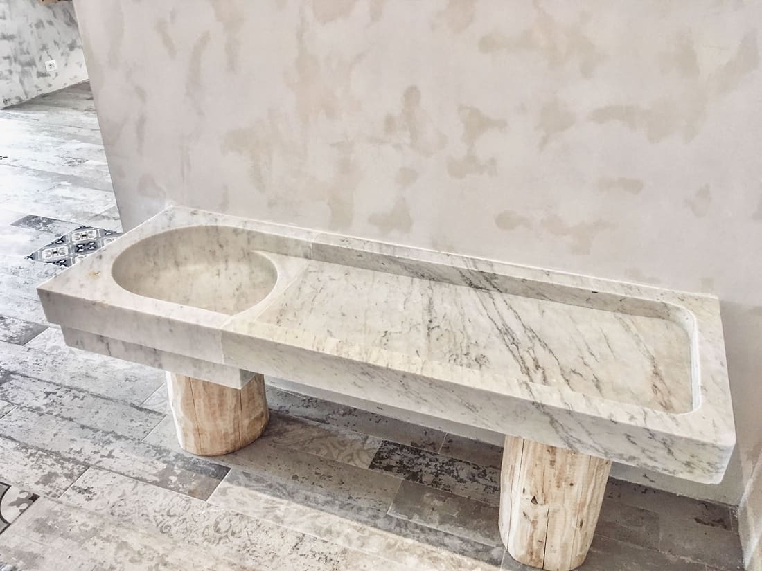Piano in marmo finito su sostegni in legno