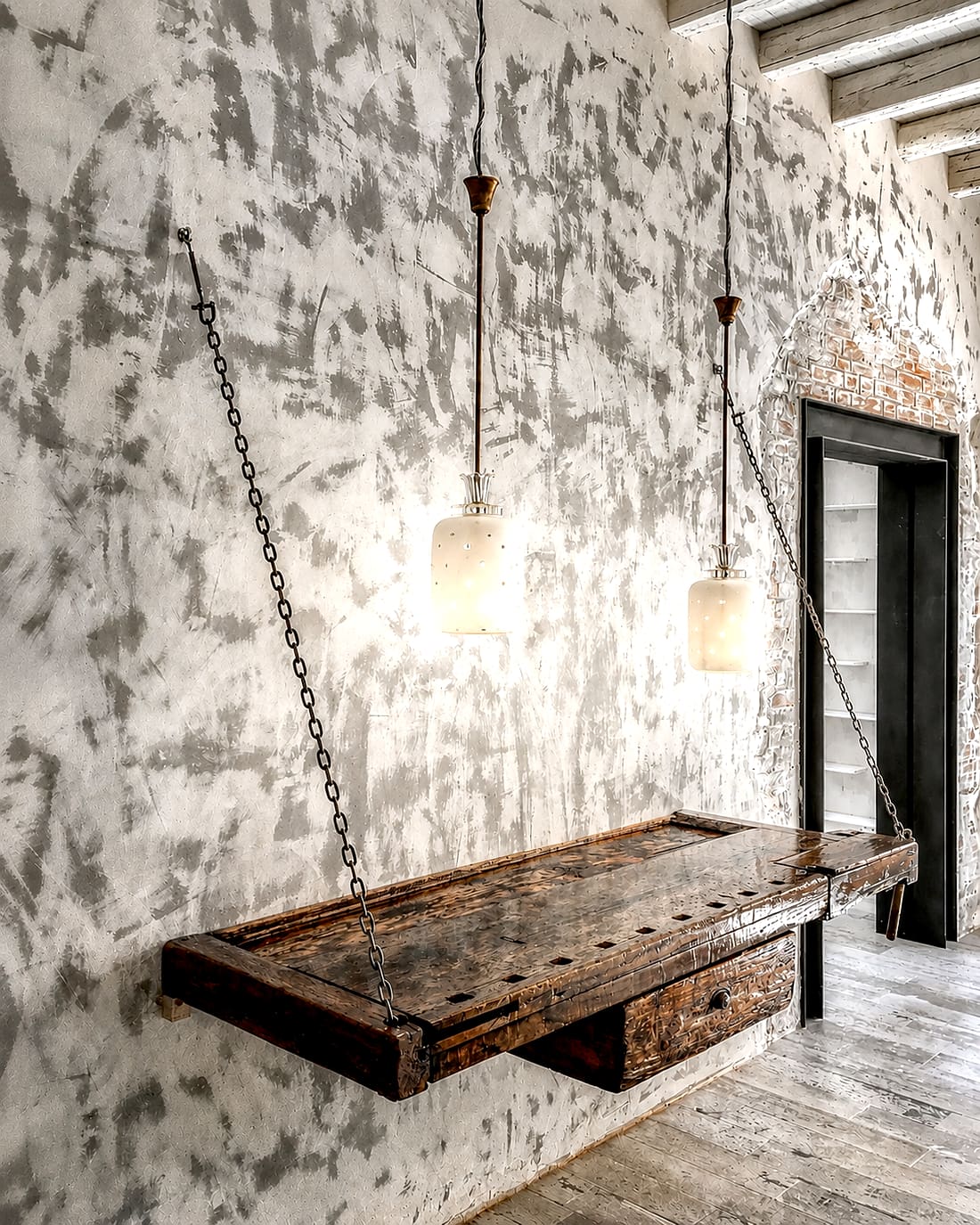 Piano sospeso con lampade accese