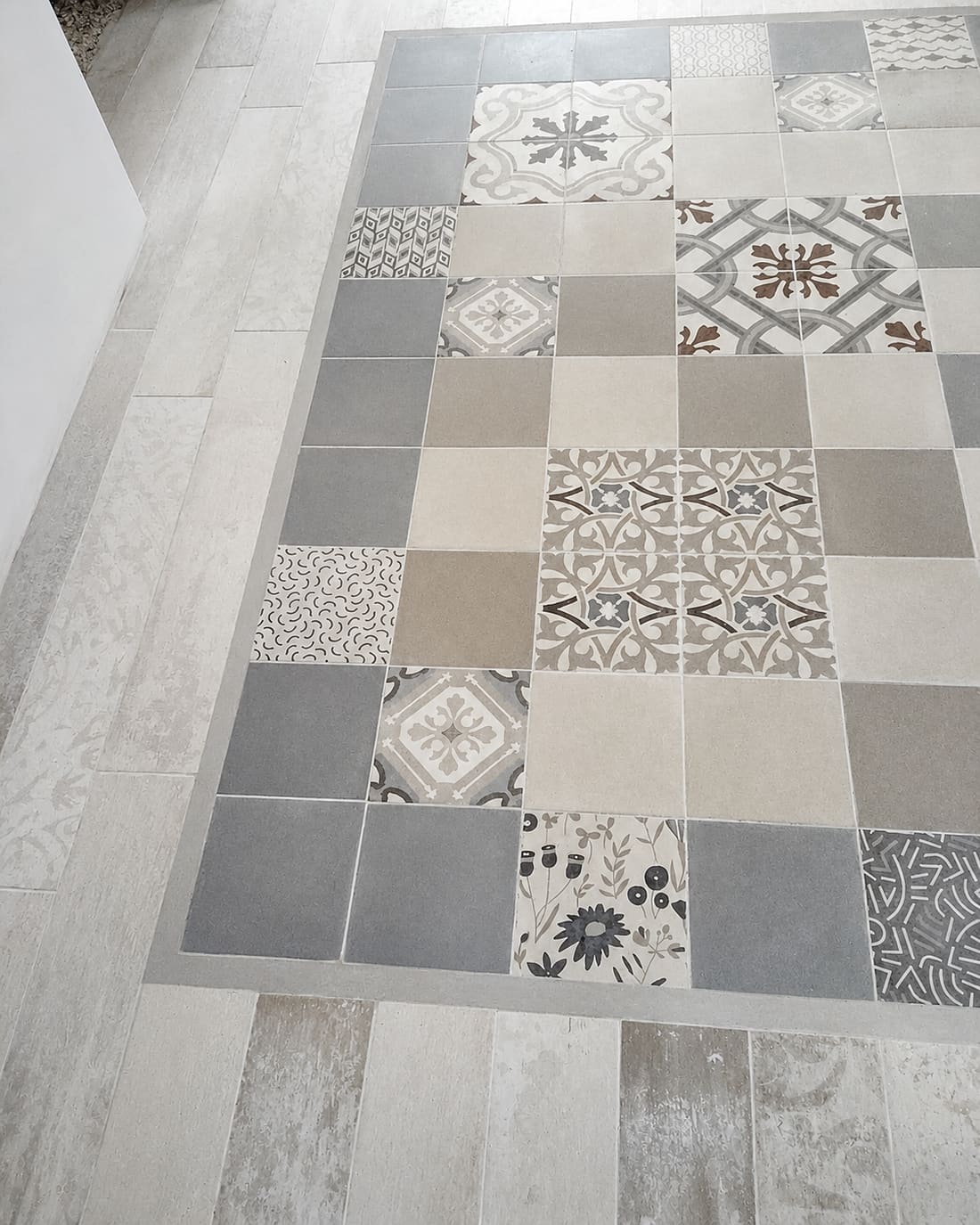 Tappeto di cementine su gres effetto legno