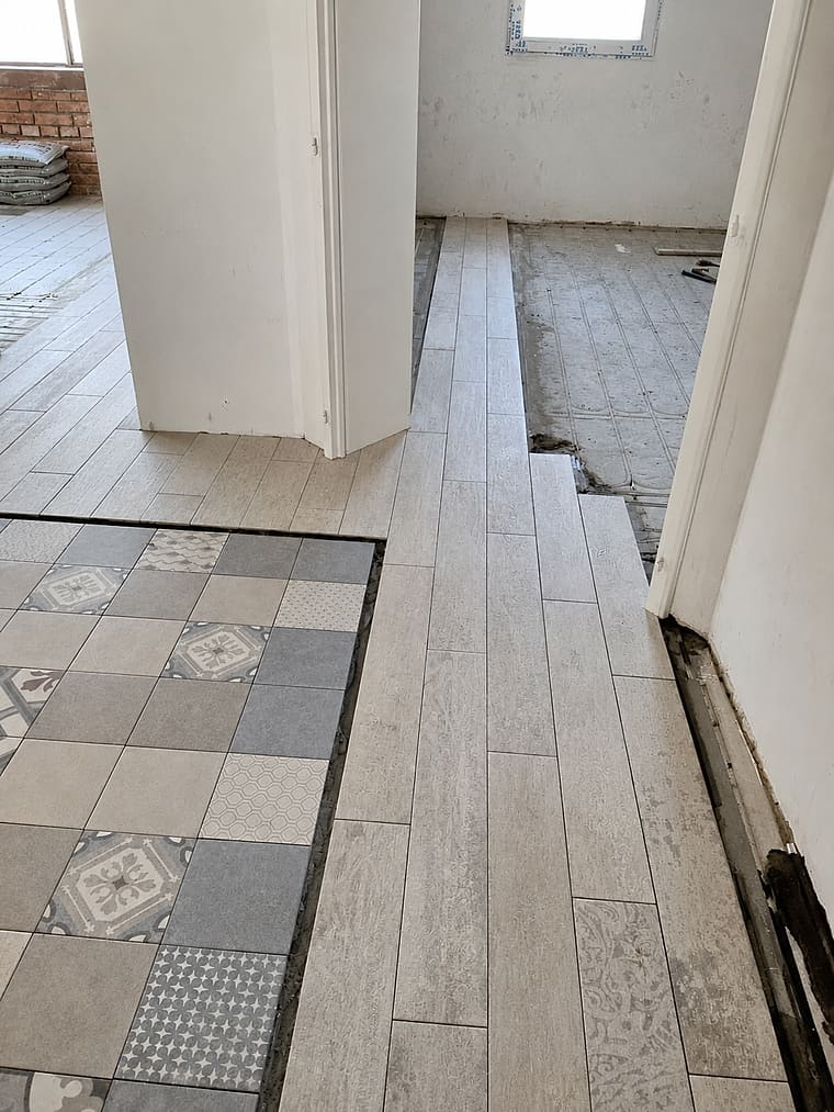 Posa del pavimento e del tappeto decorato