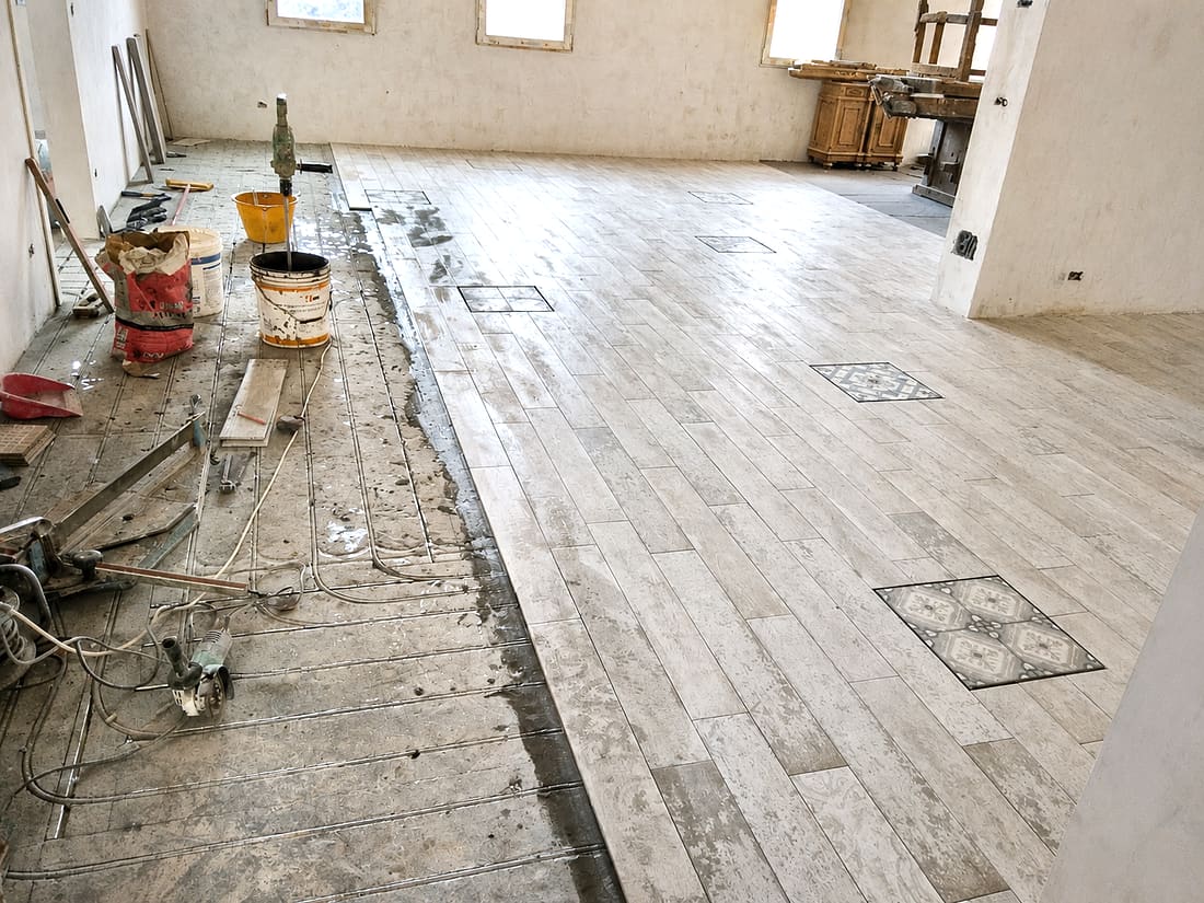 Posa delle doghe in gres effetto legno