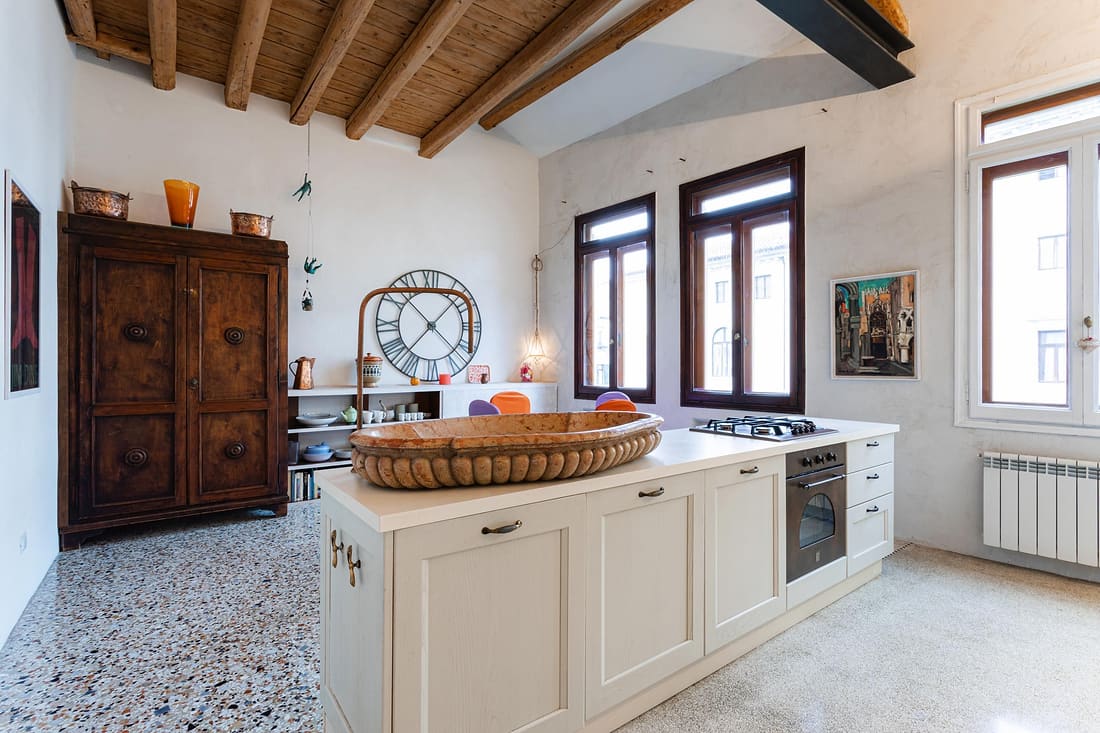 Blocco cucina sotto solaio ligneo