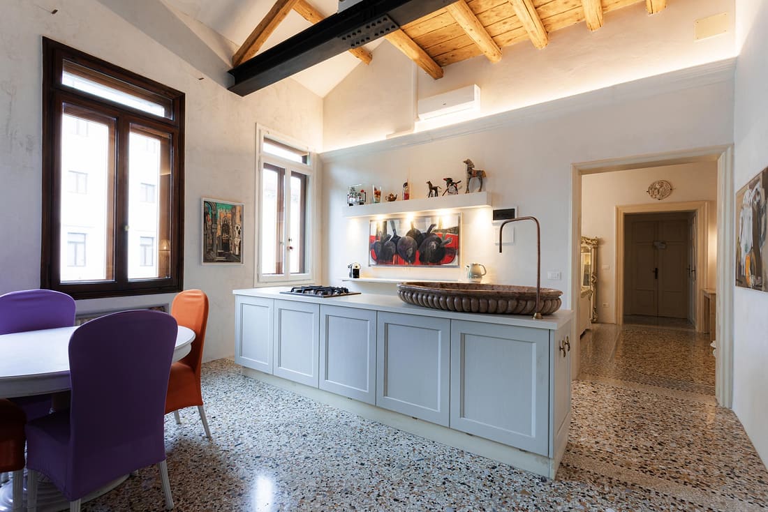 Cucina lineare verso il corridoio