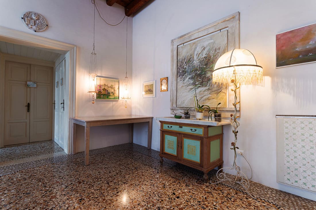 Ingresso con terrazzo originale