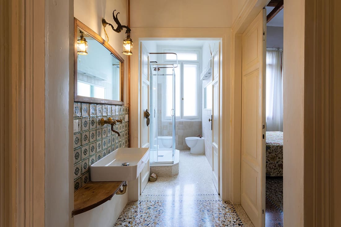 Bagno visto dal disimpegno