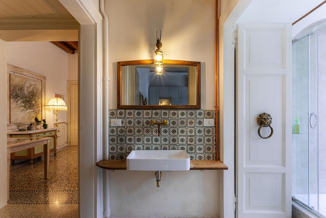 Lavabo su mensola in legno